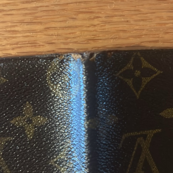 Authentic men’s Louis Vuitton wallet. Pre owned and corners gently tattered. - Picture 5 of 11